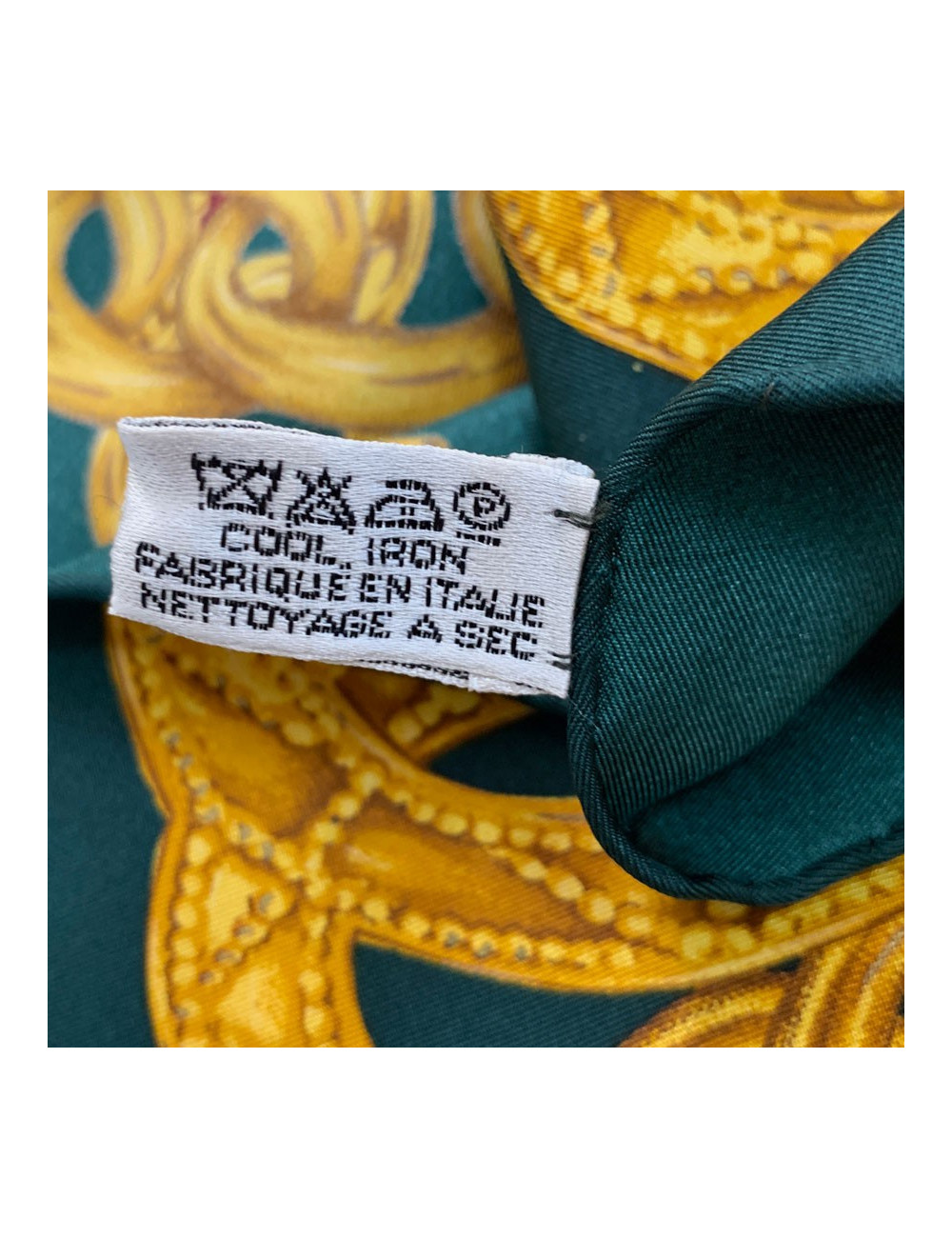 Carré CHANEL soie  vert et imprimés chaînes dorées