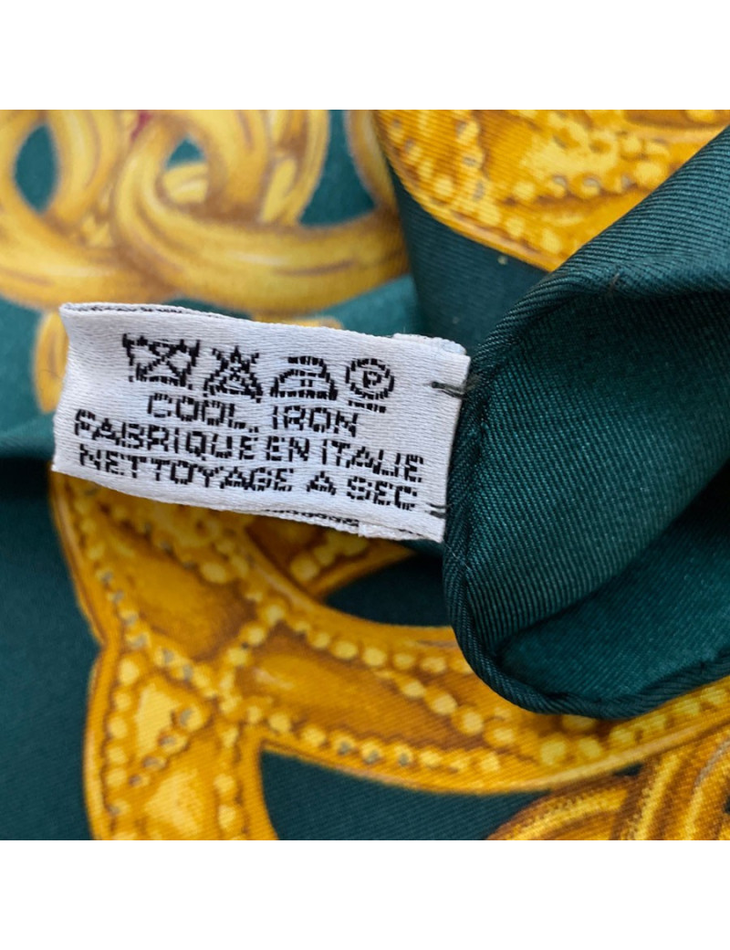 Carré CHANEL imprimé chaînes dorées en soie vert foncé 