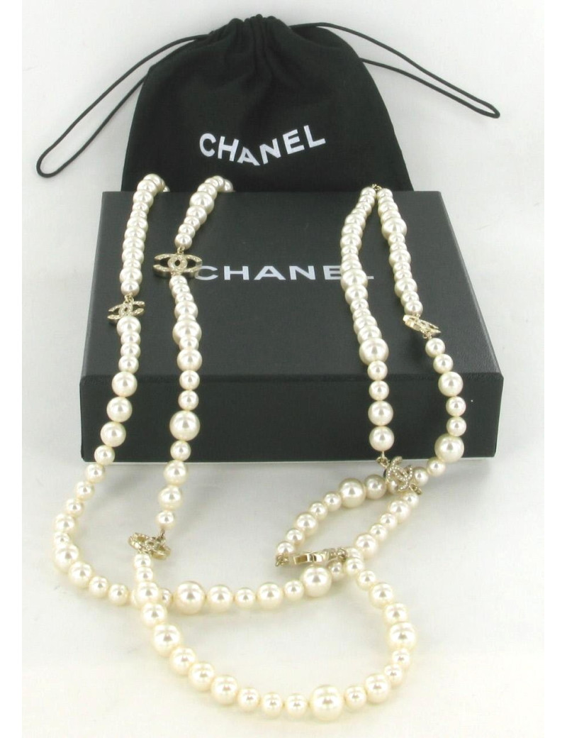 Sautoir CHANEL en perles blanches et CC strass