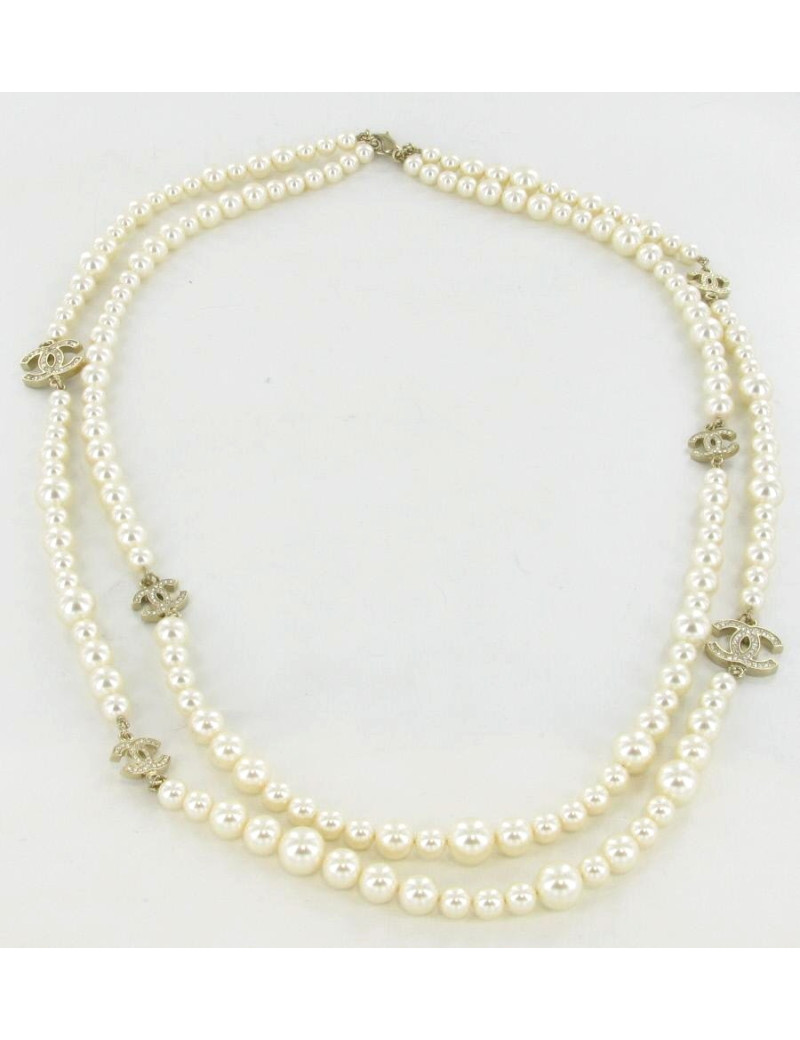 Sautoir CHANEL en perles blanches et CC strass