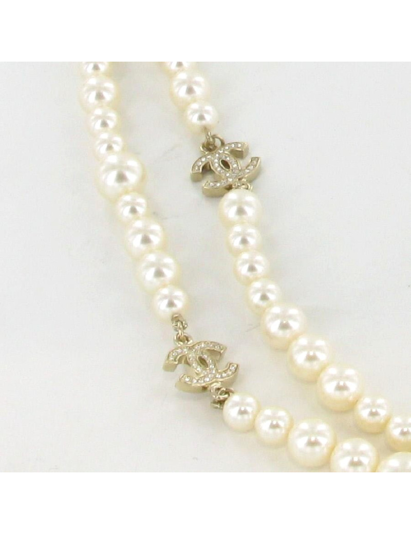 Sautoir CHANEL en perles blanches et CC strass