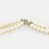 Sautoir CHANEL en perles blanches et CC strass
