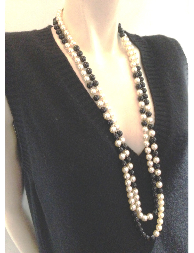 Sautoir CHANEL perles blanches et noires fermoir strass