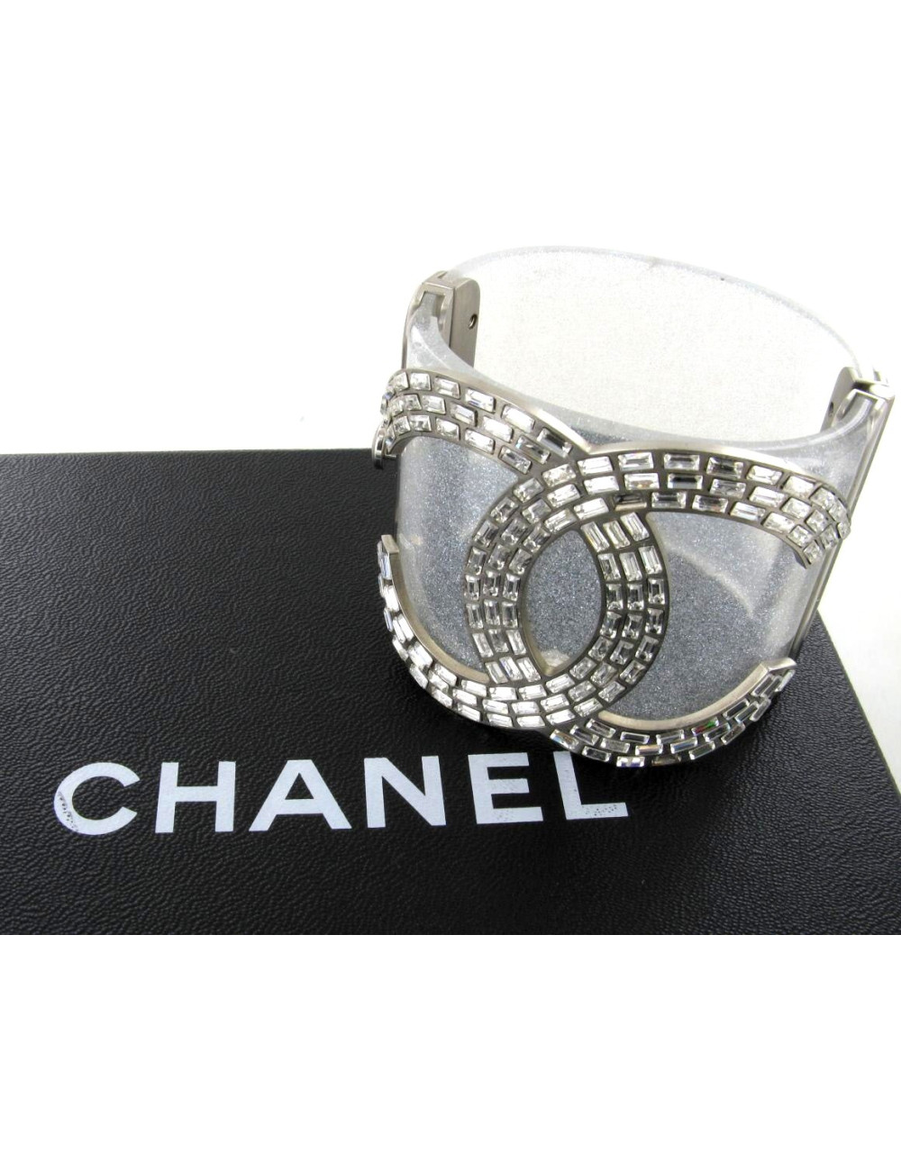 Manchette CHANEL en résine à paillettes argentées