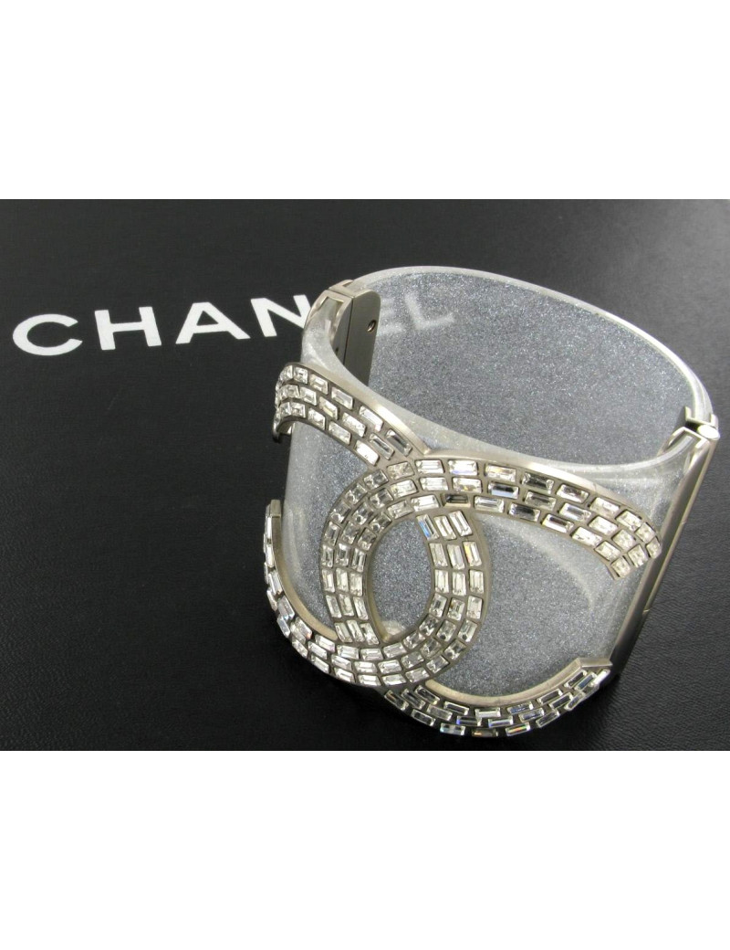 Manchette CHANEL en résine à paillettes argentées