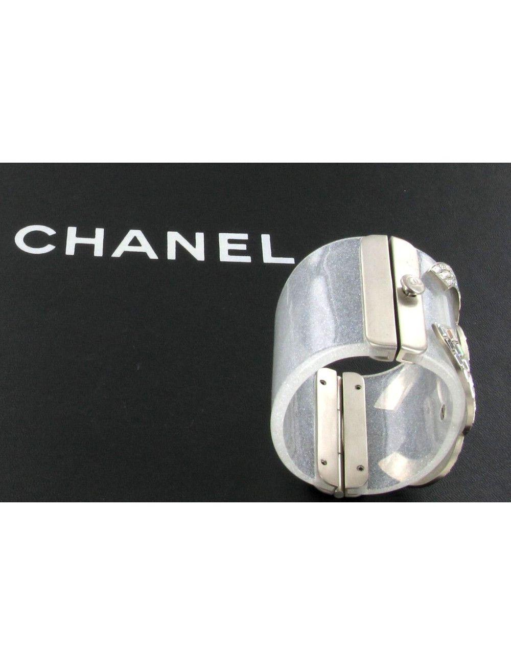 Manchette CHANEL en résine à paillettes argentées