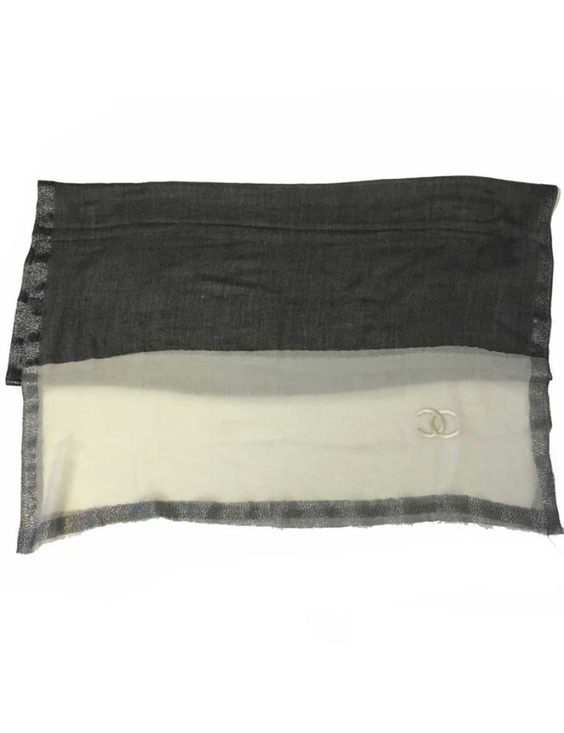 Châle CHANEL en soie ivoire, anthracite, bordure gris foncé et fils argentés