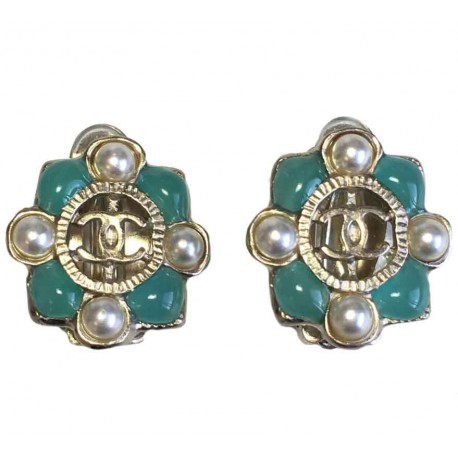 Boucles d'oreille clips CHANEL en résine couleur jade et métal doré