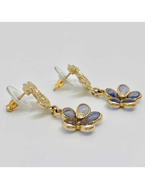 Boucles d'oreille clou fleur CHANEL en pâte de verre et métal doré