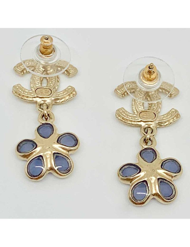 Boucles d'oreille clou fleur CHANEL en pâte de verre et métal doré