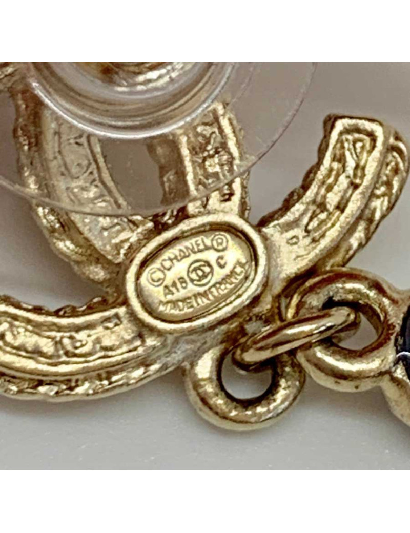 Boucles d'oreille clou fleur CHANEL en pâte de verre et métal doré