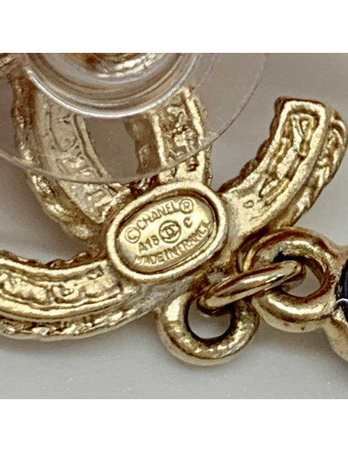 Boucles d'oreille clou fleur CHANEL en pâte de verre et métal doré