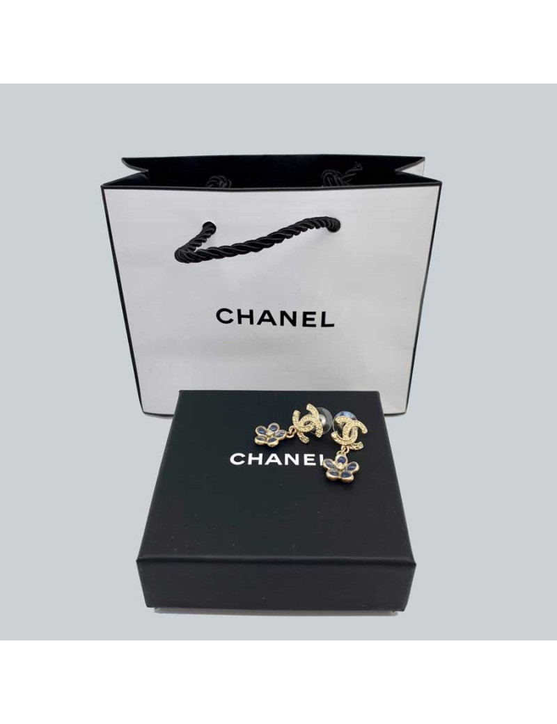 Boucles d'oreille clou fleur CHANEL en pâte de verre et métal doré