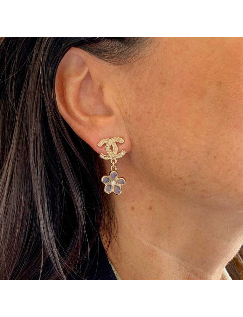 Boucles d'oreille clou fleur CHANEL en pâte de verre et métal doré