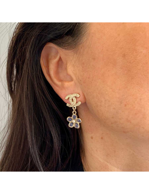 Boucles d'oreille clou fleur CHANEL en pâte de verre et métal doré
