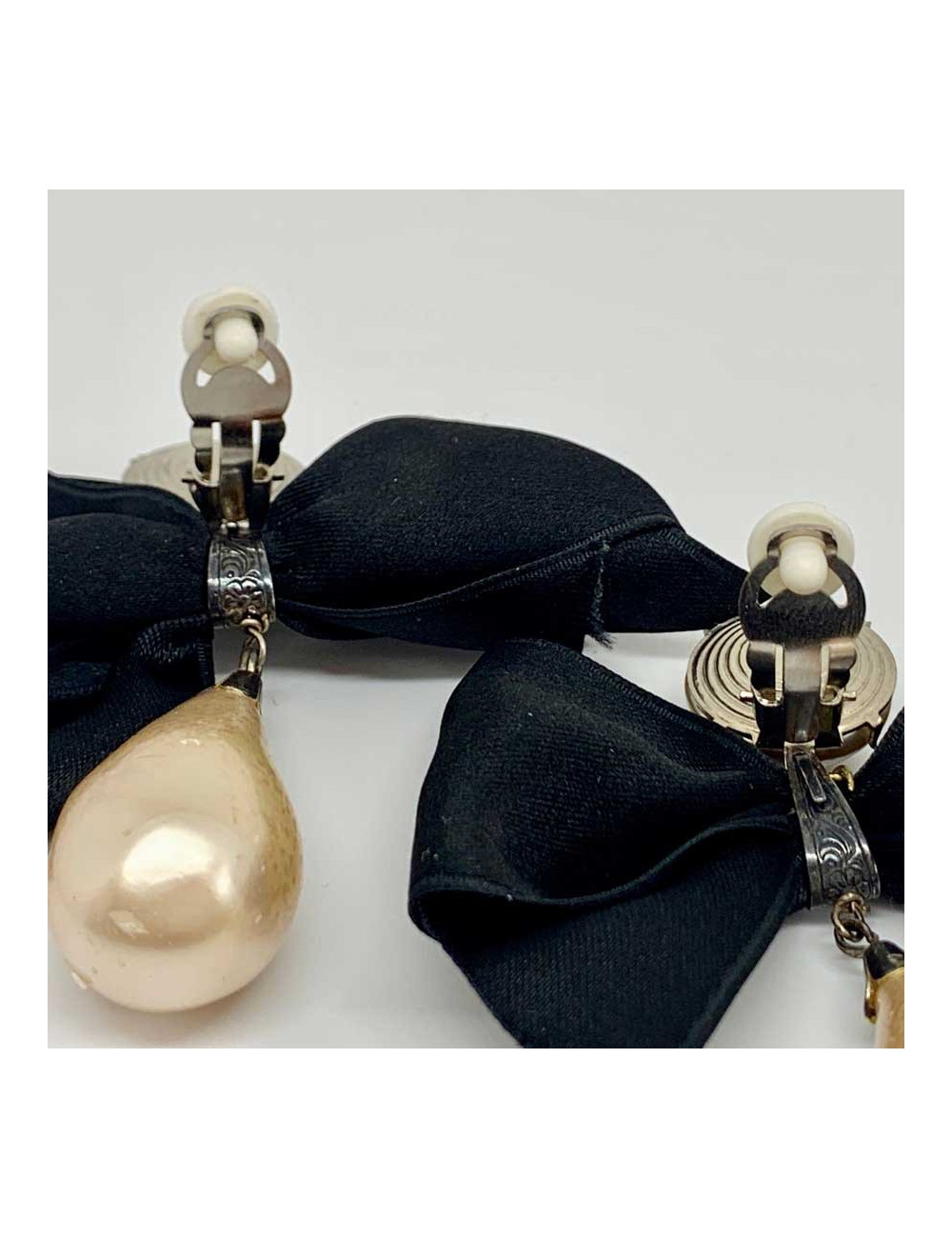 Boucle d'oreille clip perle pendante non signée