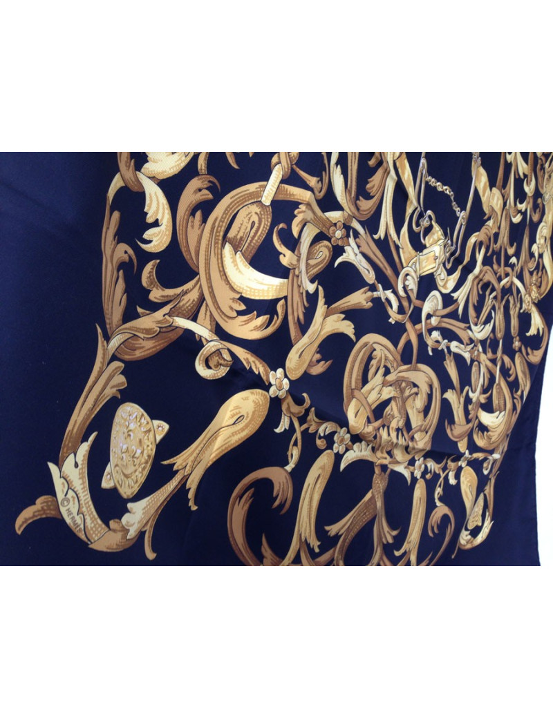 Carré HERMÈS en soie noire et or