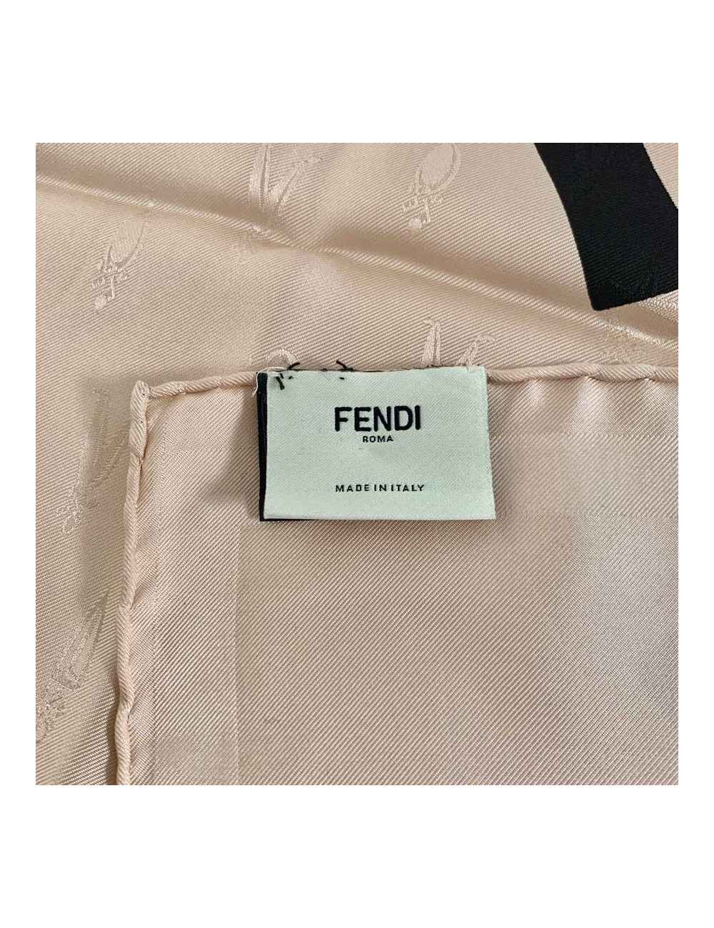 Grand carré FENDI rose en soie