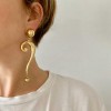 Boucles d'oreille MOSCHINO pendantes en métal doré