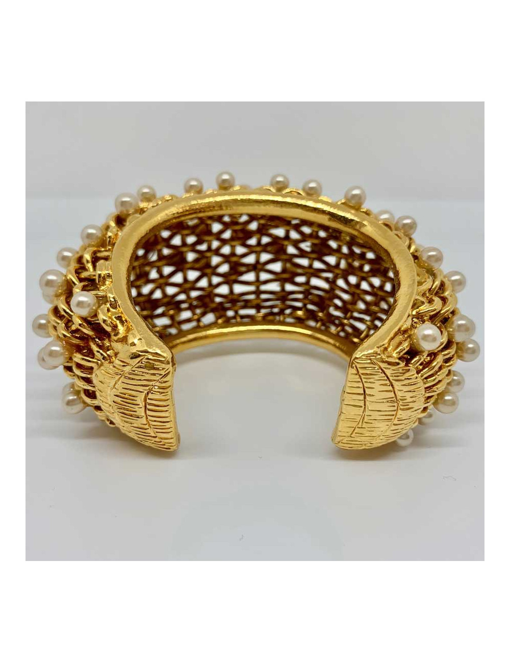 Manchette CHANEL grillage et perles nacrées
