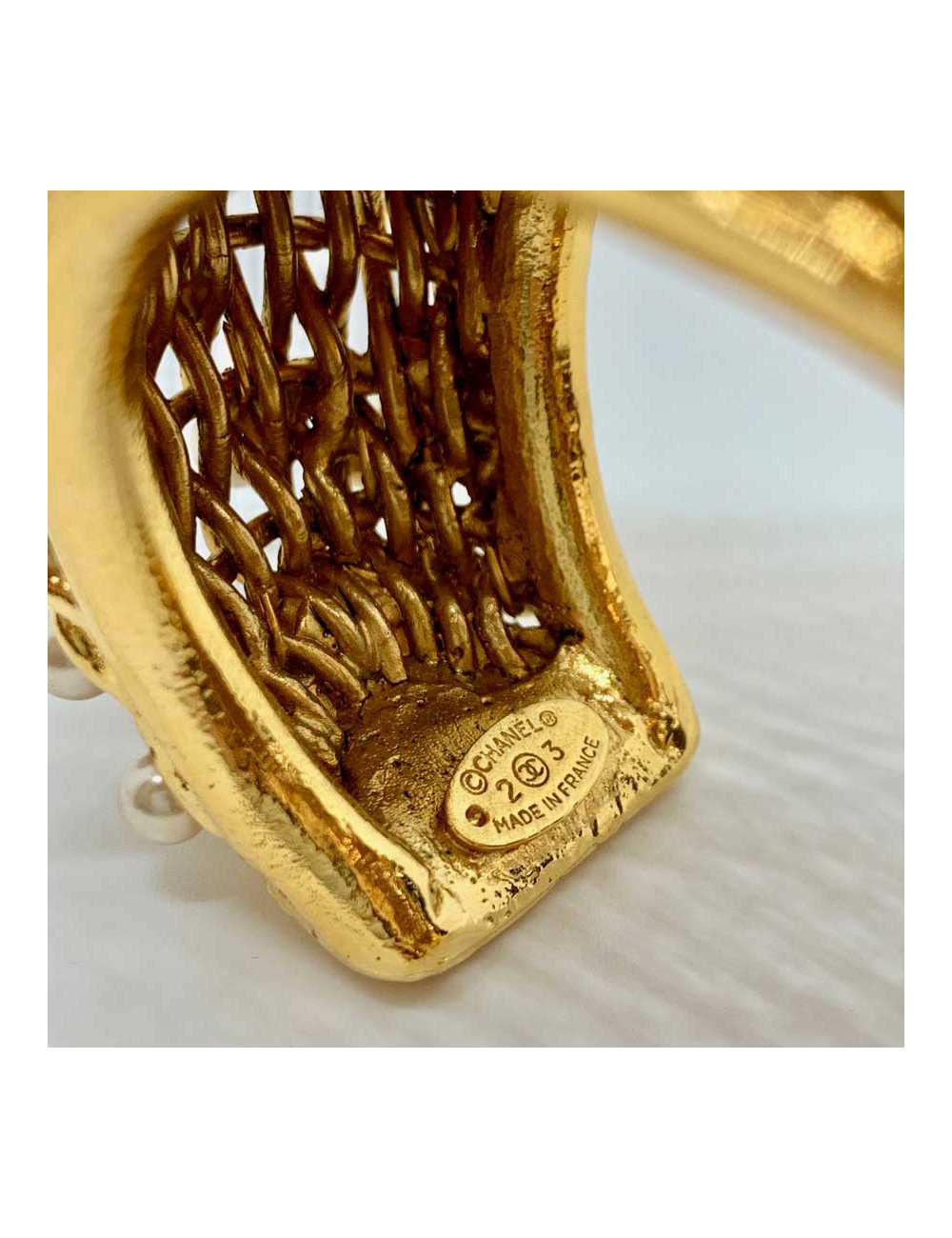 Manchette CHANEL grillage et perles nacrées