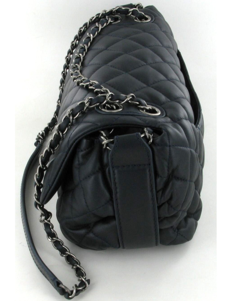 Sac CHANEL en cuir matelassé bleu marine