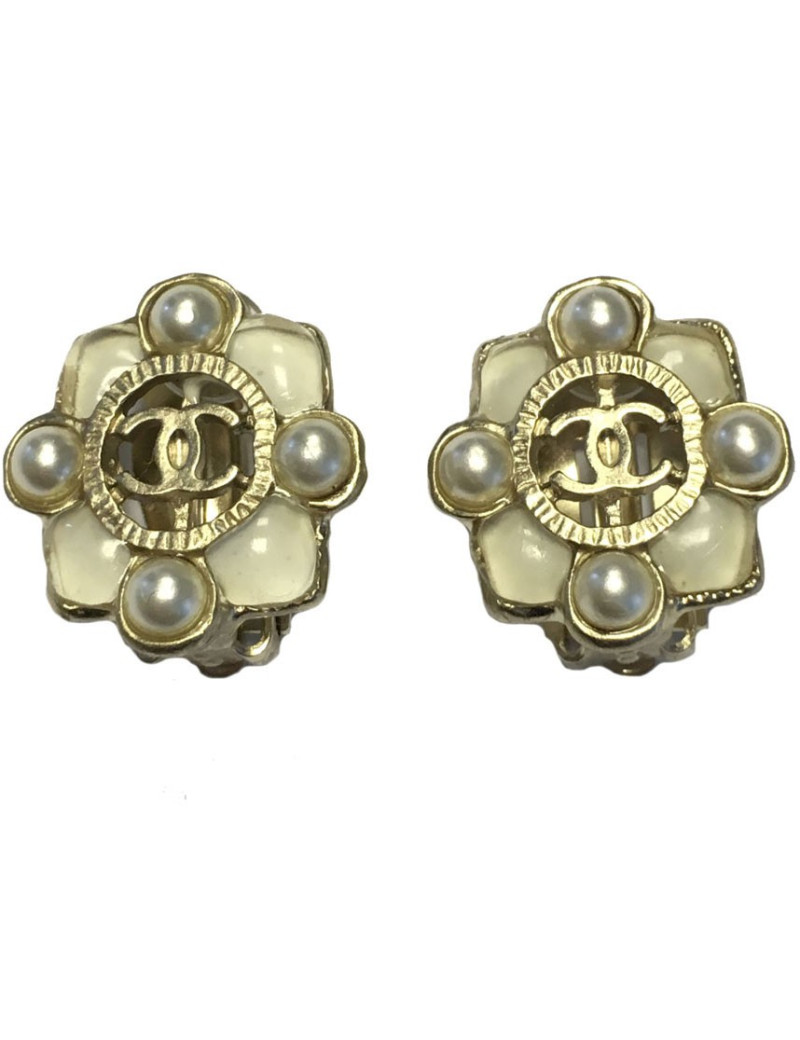 Boucles d'oreille clips CHANEL résine ivoire et perle