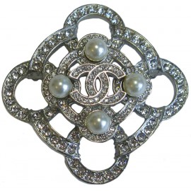  Broche Chanel CC strass et perles nacrées