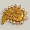 Broche CHRISTIAN LACROIX vintage strass perle et métal doré