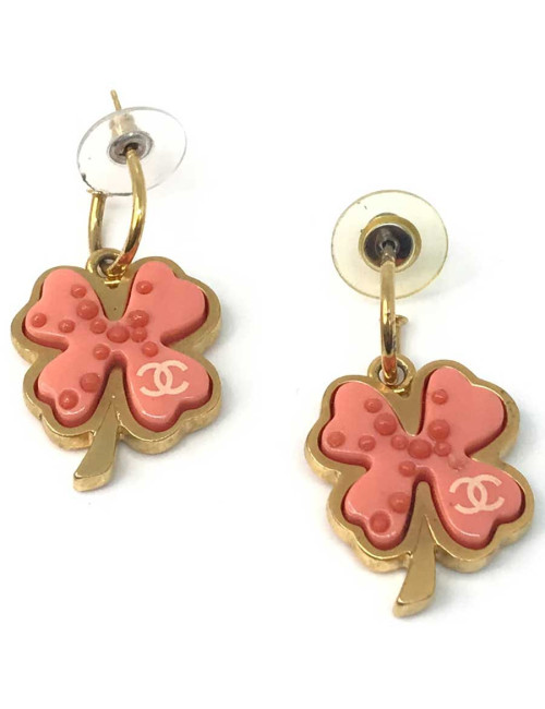 Boucles d'oreille clous CHANEL trèfle rose