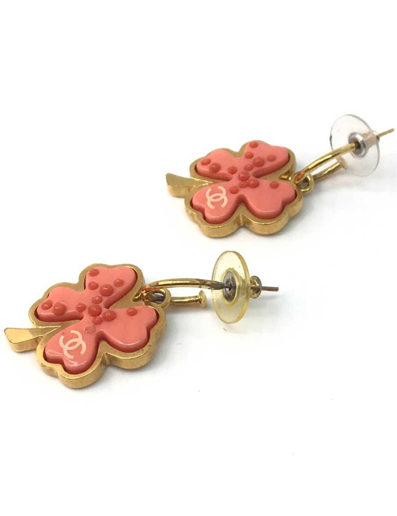 Boucles d'oreille clous CHANEL trèfle rose