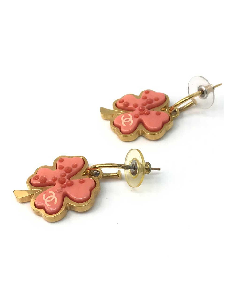 Boucles d'oreille clous CHANEL corail