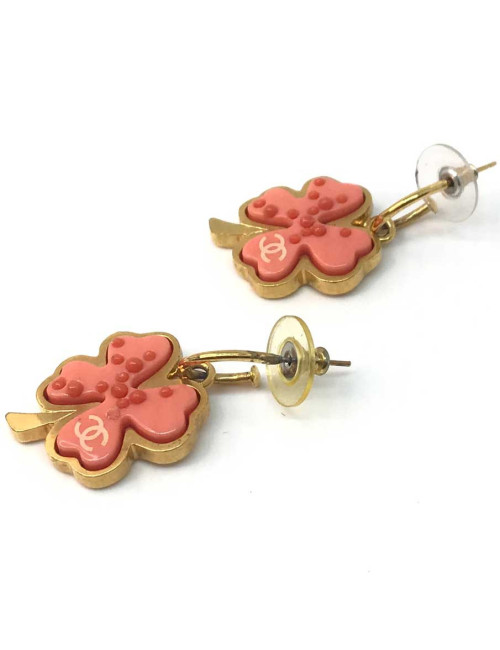 Boucles d'oreille clous CHANEL corail