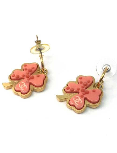 Boucles d'oreille clous CHANEL corail