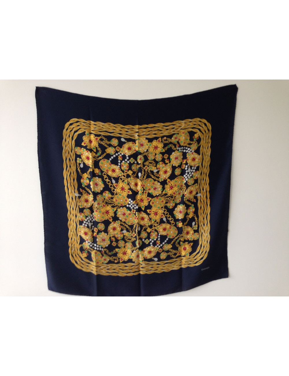Carré CHANEL soie lourde motif bijoux et fond noir