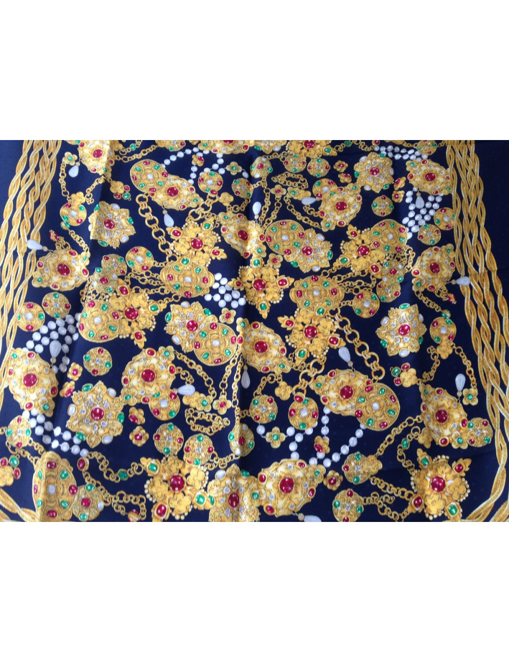 Carré CHANEL soie lourde motif bijoux et fond noir