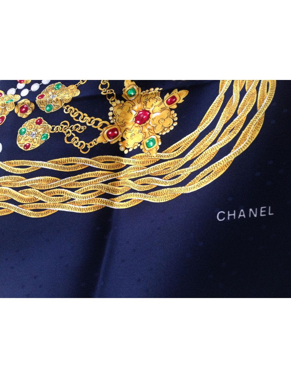 Carré CHANEL soie lourde motif bijoux et fond noir