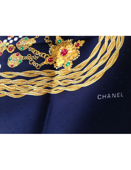 Carré CHANEL soie lourde motif bijoux et fond noir