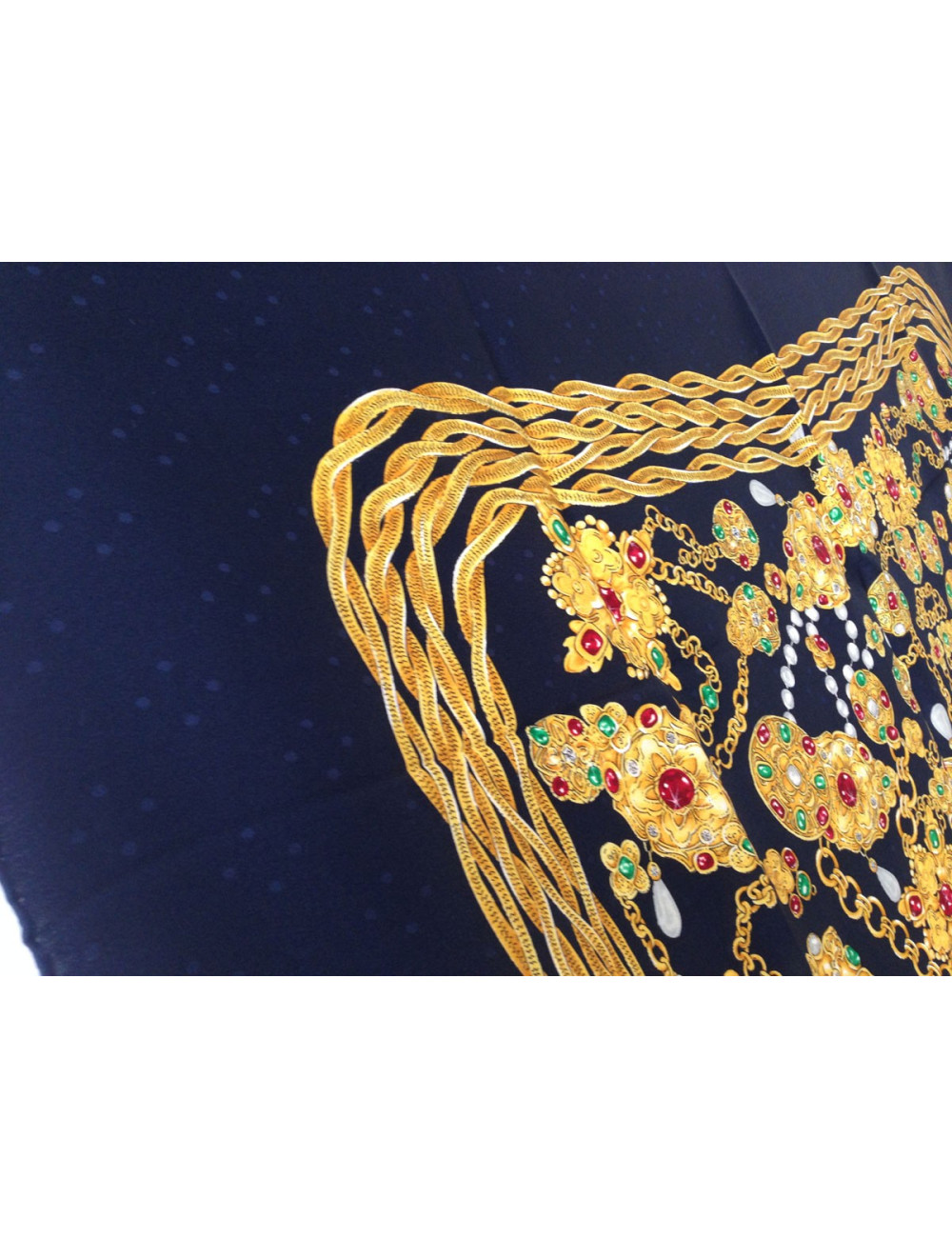 Carré CHANEL soie lourde motif bijoux et fond noir