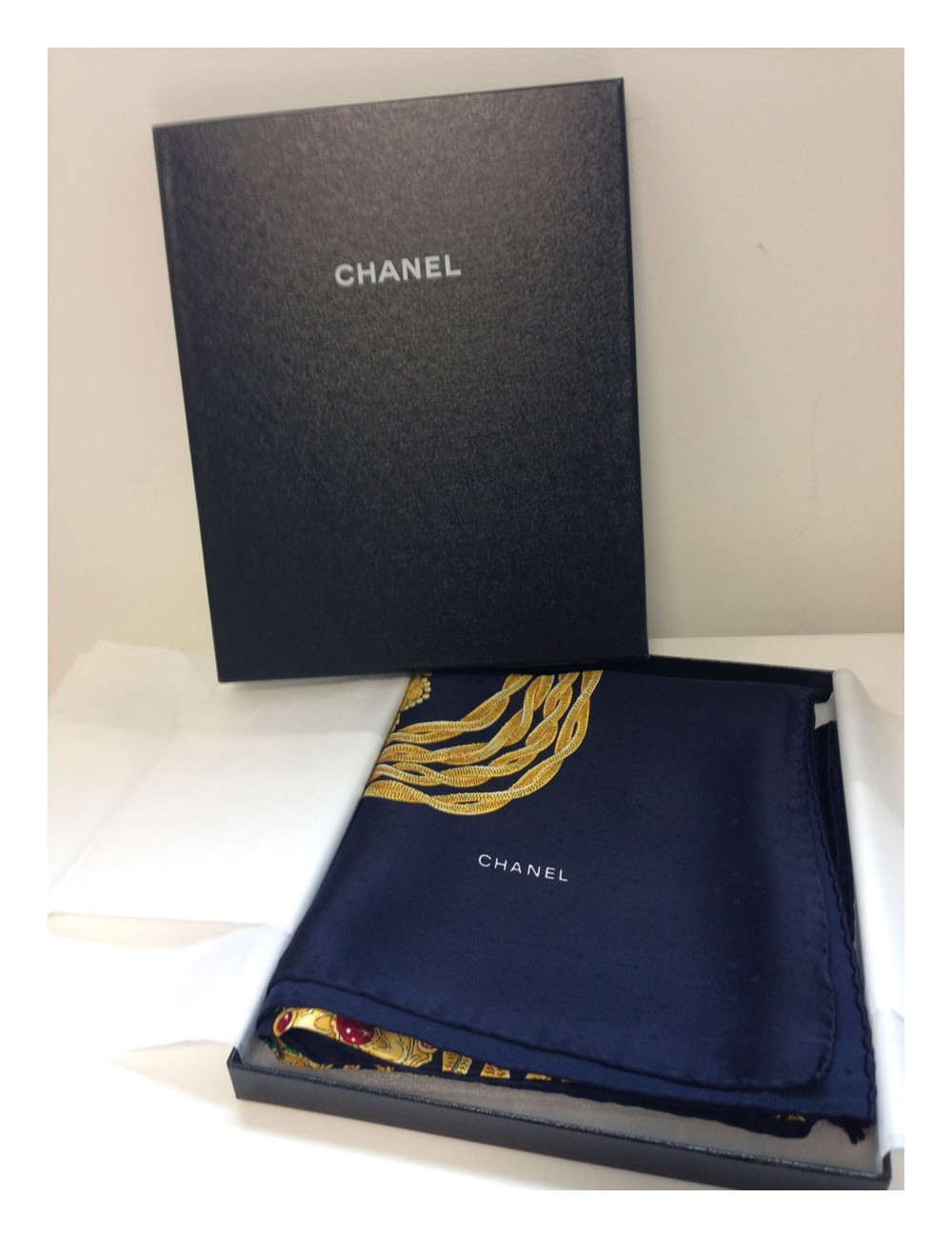 Carré CHANEL soie lourde motif bijoux et fond noir