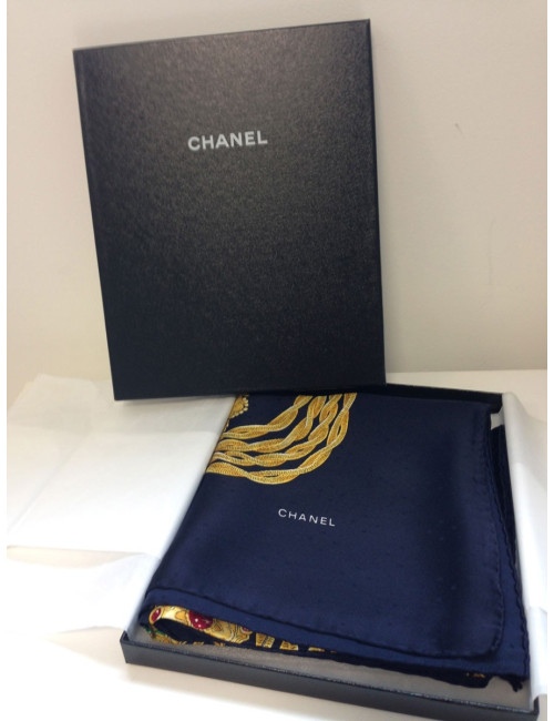 Carré CHANEL soie lourde motif bijoux et fond noir