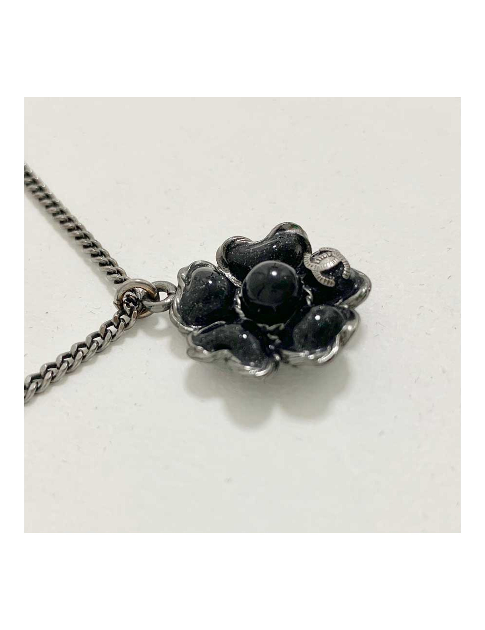 Collier camélias CHANEL chaine métal noir