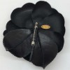 Broche camélia CHANEL noir