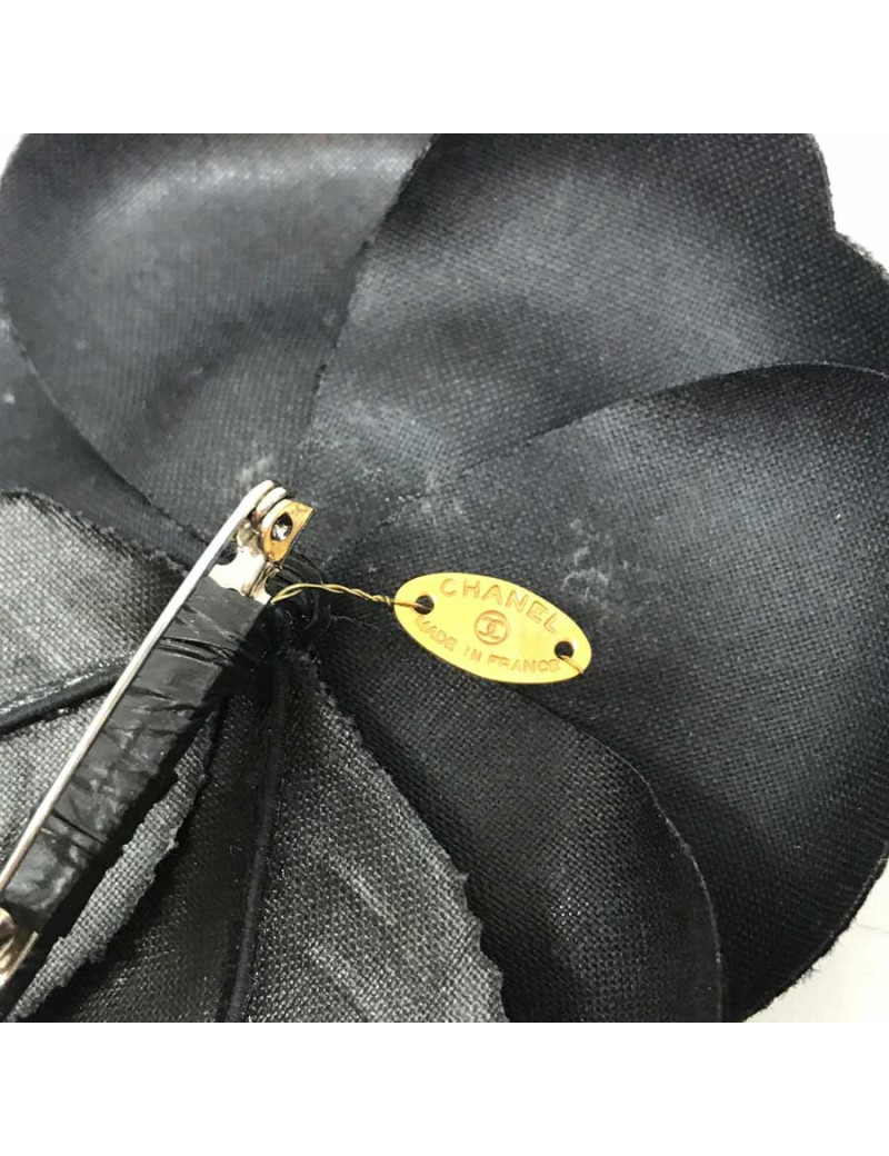 Broche camélia CHANEL noir