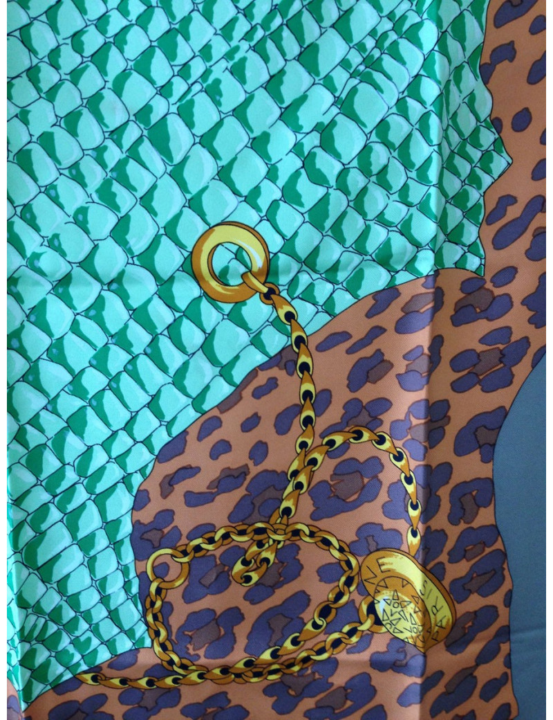 Carré CELINE en soie imitation crocodile