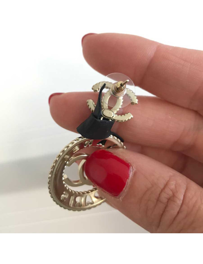 Boucles d'oreille CHANEL ruban noir 