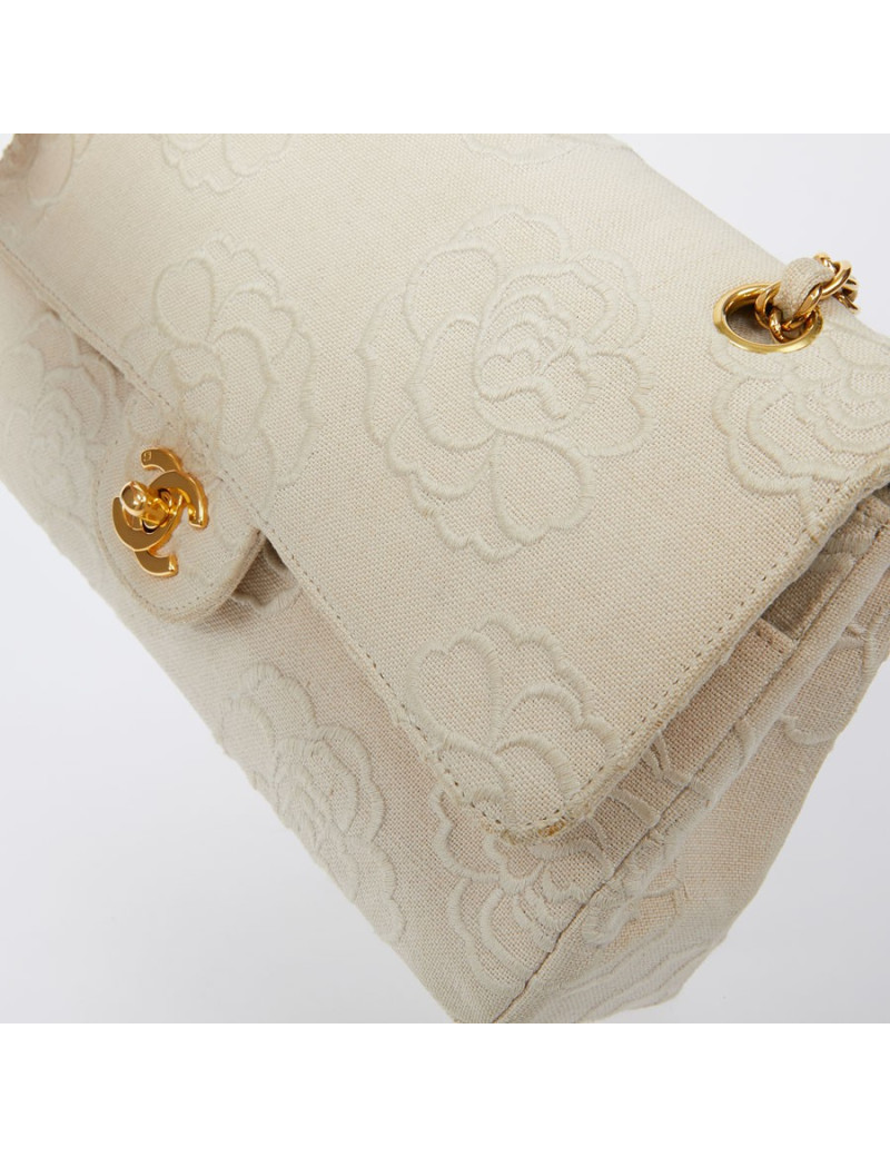  Sac CHANEL motifs camélias en toile beige