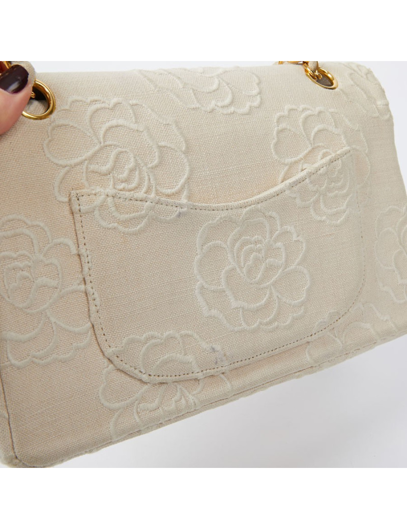  Sac CHANEL motifs camélias en toile beige