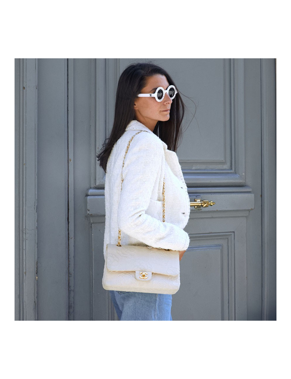 A NETTOYERSac motifs camélias CHANEL toile beige