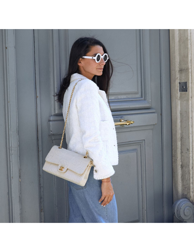 A NETTOYERSac motifs camélias CHANEL toile beige